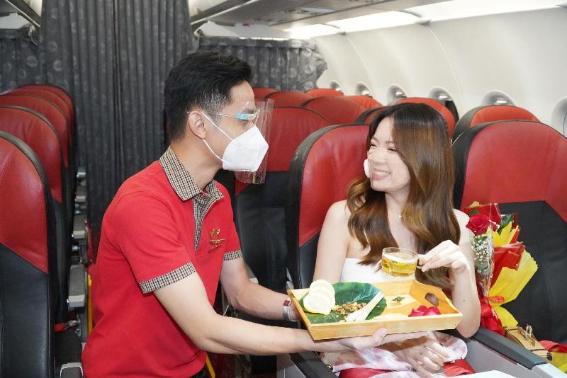 Quầy làm thủ tục check-in tại sân bay Phú Bài, có nhân viên hàng không và hành khách xếp hàng, tối ưu hóa SEO cho từ khóa thủ tục sân bay phú bài
